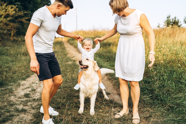 Junge glückliche familie mit hund haben spaß im freien PremiumFoto