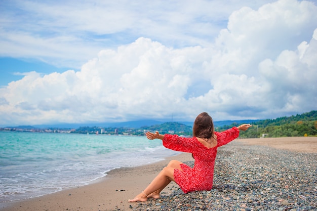 Junge Glückliche Frau Am Strand Premium Foto 