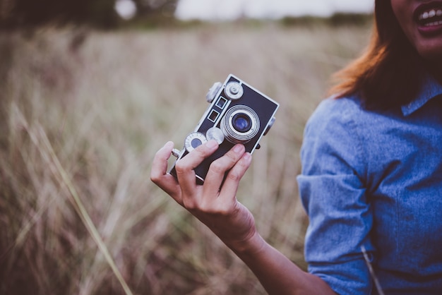 Junge Hippie Frau Fotos Mit Vintage Filmkamera Im Sommer Feld Zu Machen Frauen Lifestyle Konzept Kostenlose Foto