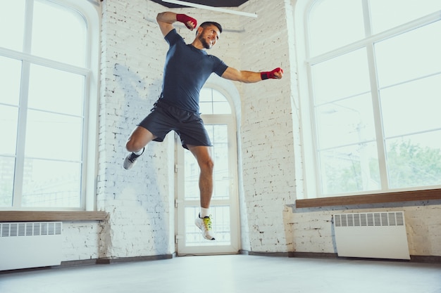 Junge Kaukasische Mann Trainieren Zu Hause Wahrend Der Aufzeichnung Von Online Kursen Doinc Ubungen Der Fitness Aerobic Sportlich Versichernde Isolierung Bleiben Kostenlose Foto