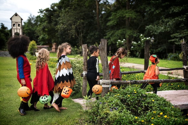 Junge kinder süßes oder saures während halloween  Premium-Foto