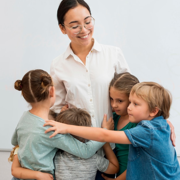 Junge Lehrerin Umarmt Ihre Schuler Kostenlose Foto