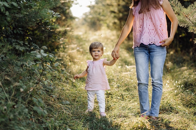 Junge mutter mit  ihrem entz ckenden kleinen baby  im  wald  