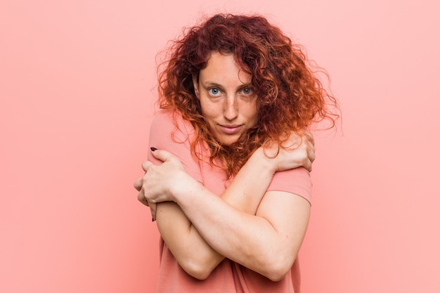 Junge natürliche und authentische redheadfrau, die wegen der niedrigen temperatur oder einer krankheit kalt geht Premium Fotos