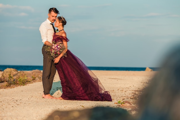 Junge Romantische Paare Die Auf Dem Strand Aufpasst Den Sonnenuntergang Sich Entspannen Kostenlose Foto