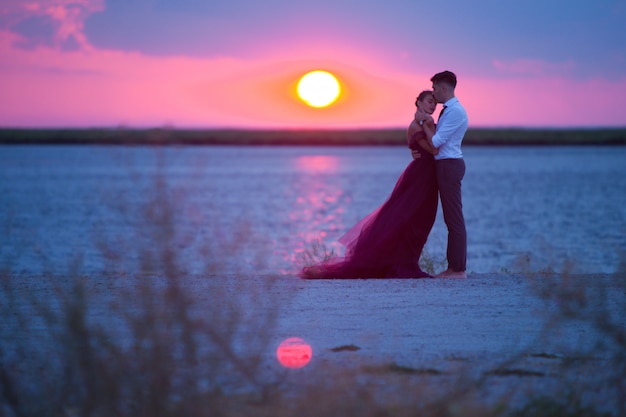 Junge Romantische Paare Die Auf Dem Strand Aufpasst Den Sonnenuntergang Sich Entspannen Kostenlose Foto
