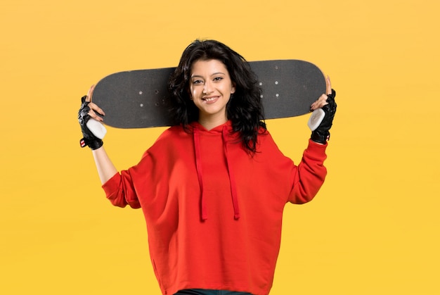 Junge schlittschuhläuferfrau mit rotem sweatshirt Premium Fotos