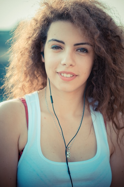 Junge schöne lange lockiges haar hipster frau musik hören ...