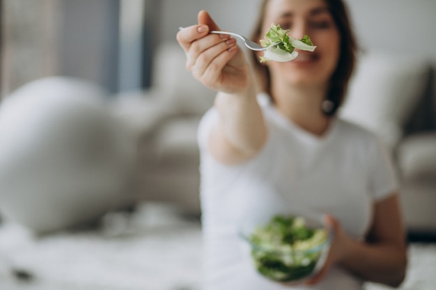 Junge Schwangere Frau Die Salat Zu Hause Isst Kostenlose Foto