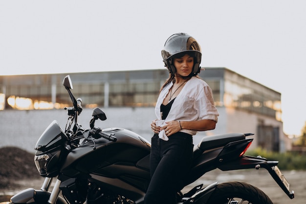 Sexy motorradfahrerin
