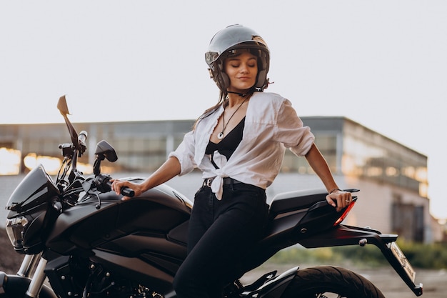 Motorradfahrerin sexy ▷ Motorrad:
