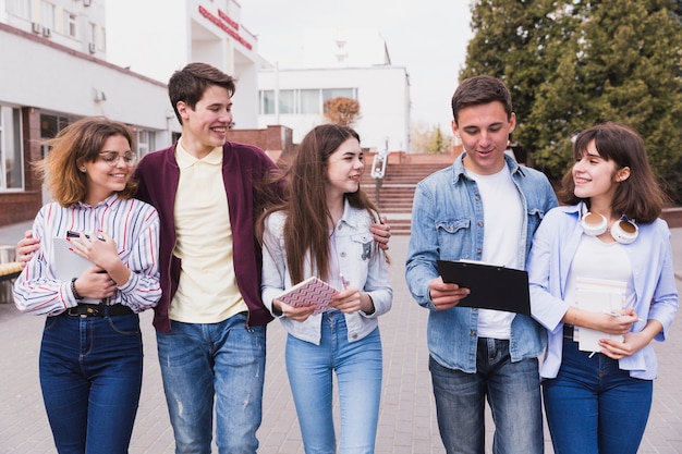 Junge Studenten Die Zusammen Gehen Kostenlose Foto