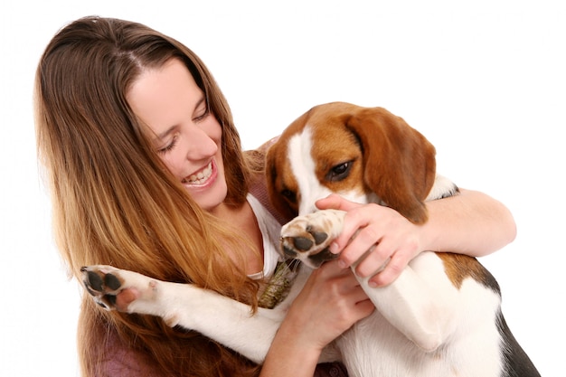 Junge und schöne frau mit hund Kostenlose Foto