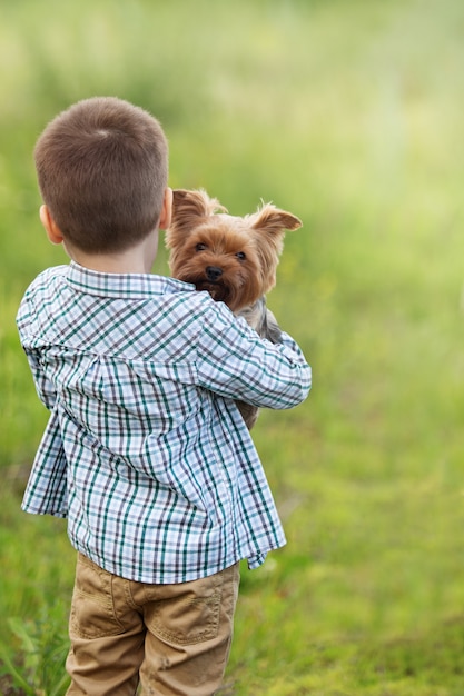 Junge und sein hund PremiumFoto