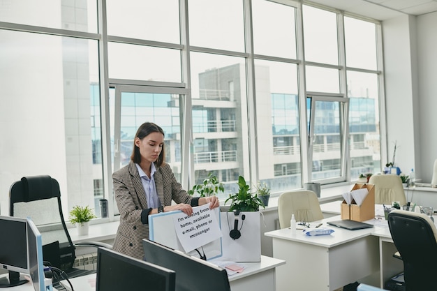 Junge weibliche büroangestellte oder sekretärin, die