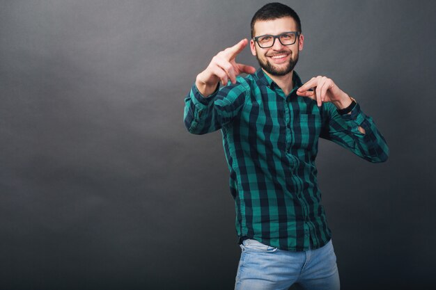 Kostenlos Foto Junger Hubscher Bartiger Hipster Mann Auf Grauem Hintergrund Grun Kariertes Hemd Brille Zeigefinger Glucklich Lachelnd Positive Emotion