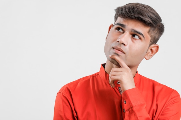 Junger Indischer Mann Im Roten Hemd Und In Denkender Grosser Idee Auf Weiss Premium Foto