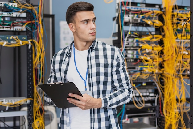Junger ingenieur im serverraum Kostenlose Fotos