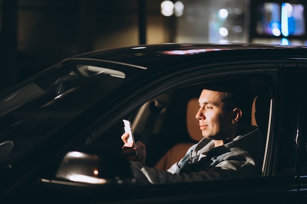 Junger Mann Der Nachts Sein Auto Fahrt Und Am Telefon Spricht Kostenlose Foto