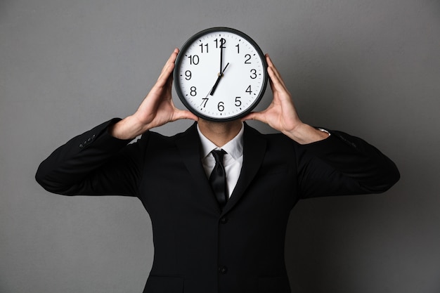 Junger Mann Im Schwarzen Anzug Der Uhr Vor Seinem Gesicht Halt Kostenlose Foto