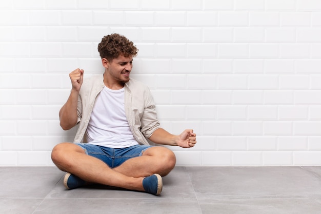 Junger Mann Sitzt Auf Dem Boden Premium Foto 