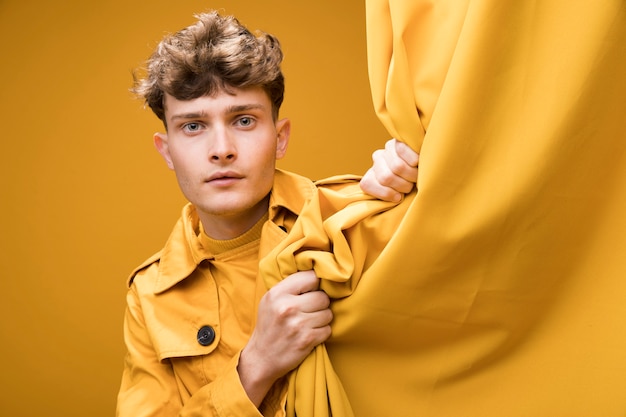 Junger moderner mann hinter vorhang Kostenlose Fotos
