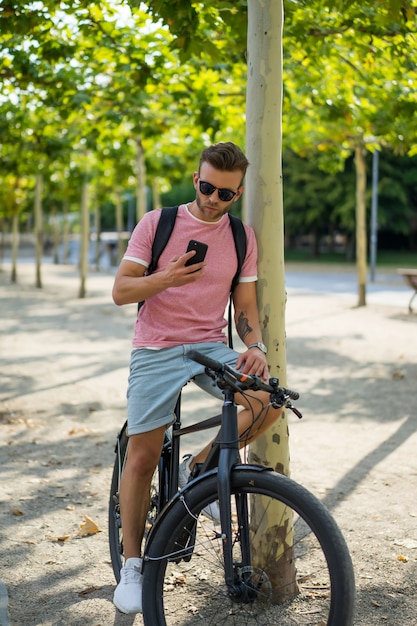 Junger sportmann auf einem fahrrad in einer europäischen