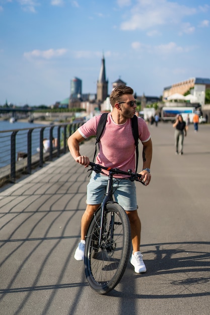 Junger sportmann auf einem fahrrad in einer europäischen