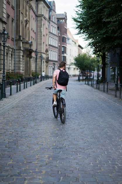 Junger sportmann auf einem fahrrad in einer europäischen