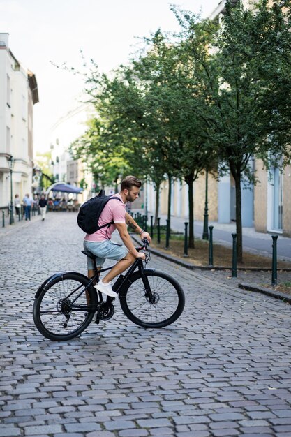 Junger sportmann auf einem fahrrad in einer europäischen