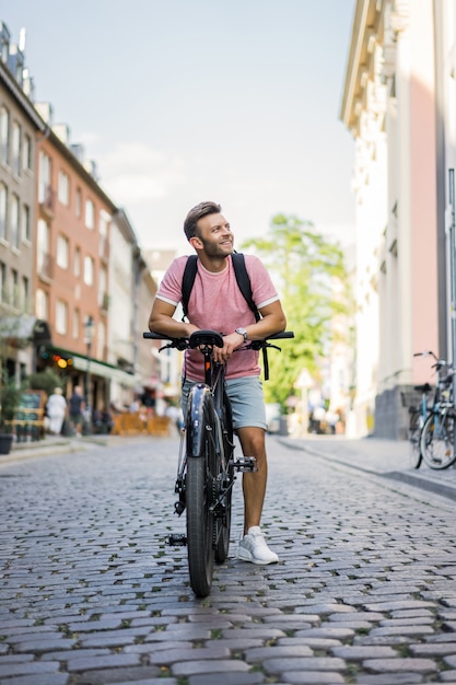 Junger sportmann auf einem fahrrad in einer europäischen