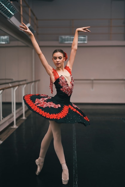 Junger weiblicher tänzer des klassischen balletts übend im tanzstudio Kostenlose Fotos