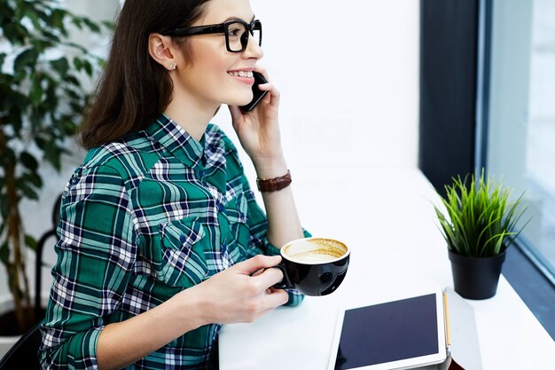 Junges Mädchen Mit Schwarzen Haaren Die Hemd Und Brille Tragen Sitzen Im Café Mit Tablette Und