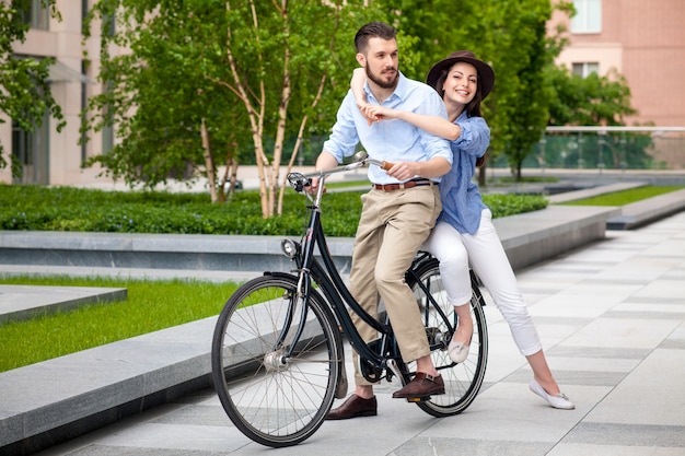 da sitzt ein nega auf dem fahrrad