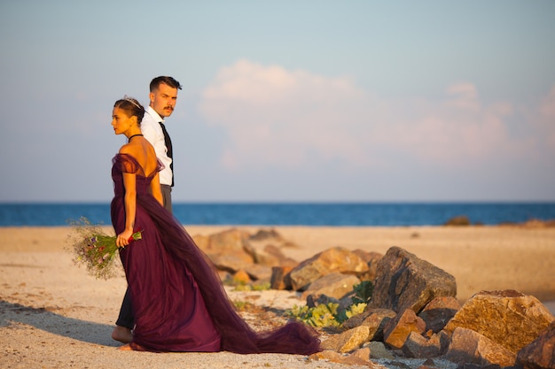 Junges Romantisches Paar Das Sich Am Strand Entspannt Und Den Sonnenuntergang Beobachtet 3513