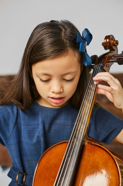 Junges Süßes Mädchen Lernt Wie Man Cello Spielt Kostenlose Foto