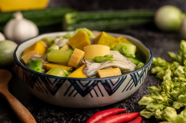 Kaeng liang in einer schüssel mit gewürzen auf einem schwarzen