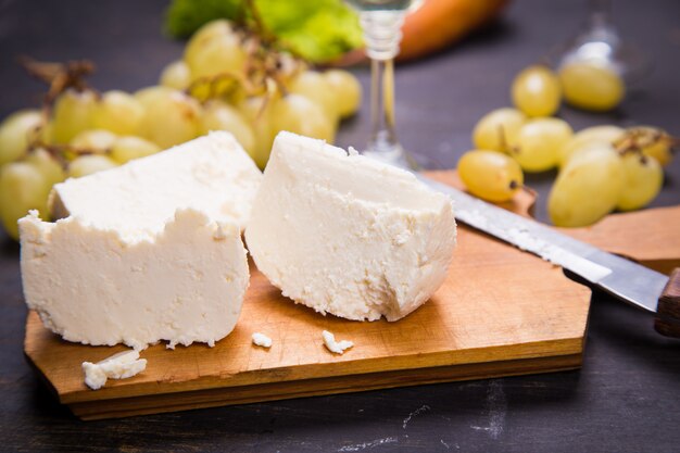 Käse mit trauben und wein | Premium-Foto