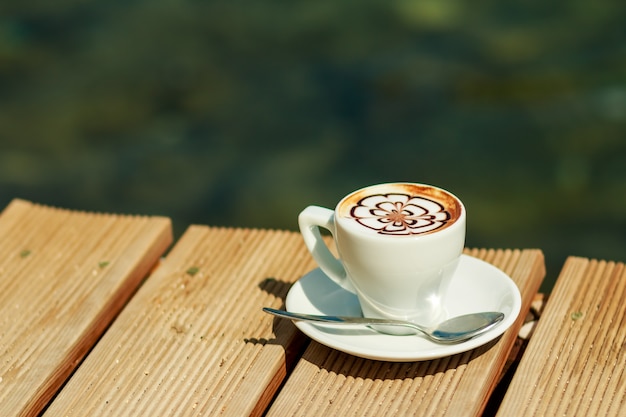 Kaffee, cappuccino, latte art, latte. professionelle tasse kaffee isoliert. wunderbare tasse heißes getränk. Premium Fotos