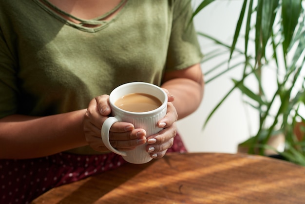 Kaffee im gemütlichen café genießen Kostenlose Fotos
