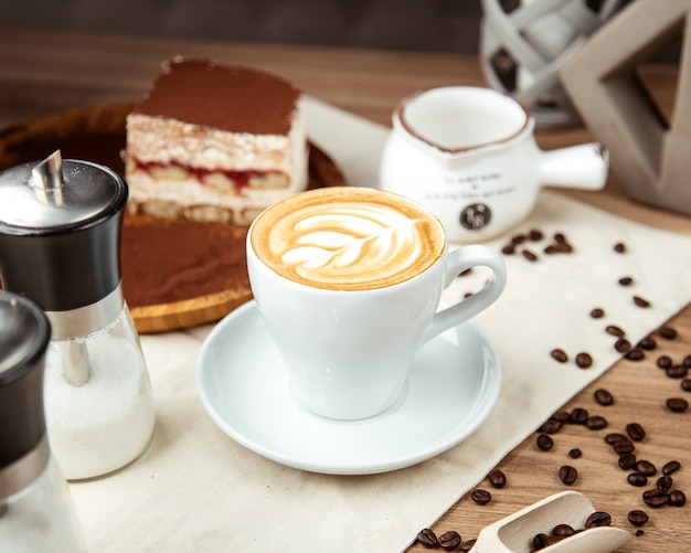 Kaffee latte seitenansicht | Kostenlose Foto