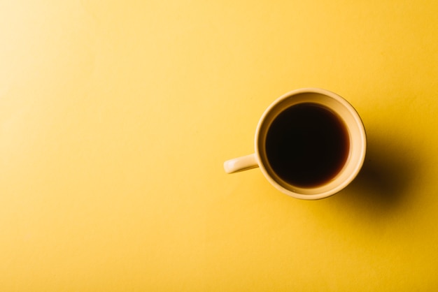 Kaffeetasse auf gelbem hintergrund Kostenlose Fotos