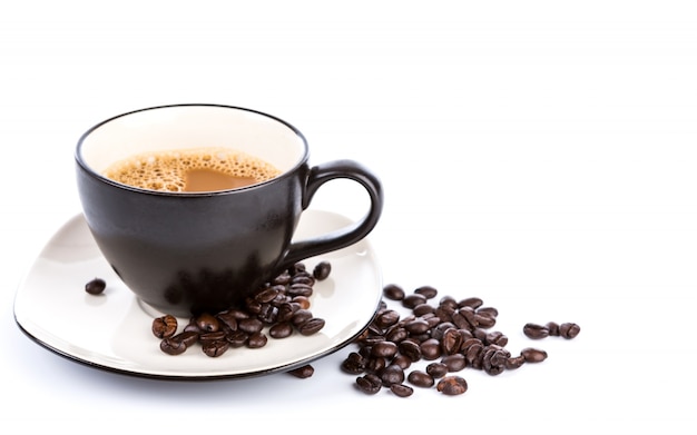 Kaffeetasse Und Bohnen Auf Einem Weissen Hintergrund Kostenlose Foto