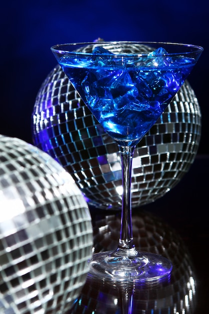 Kalter blauer cocktail mit discokugel | Kostenlose Foto