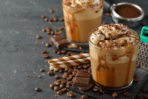 Kalter frappe kaffee mit sahne | Premium-Foto