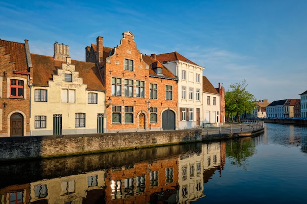 Kanal und alte häuser. brügge brügge, belgien | Premium-Foto