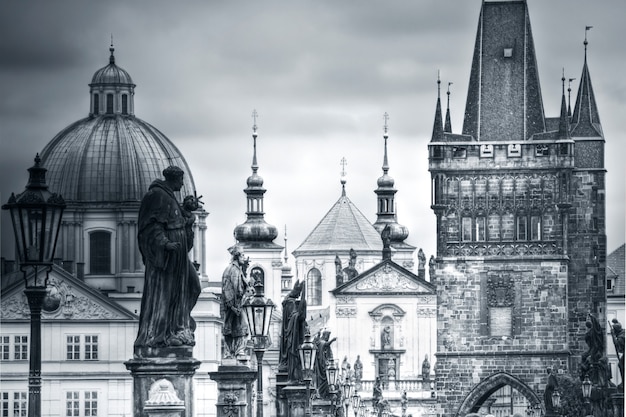 Karlsbrucke Und Denkmaler In Prag Kostenlose Foto