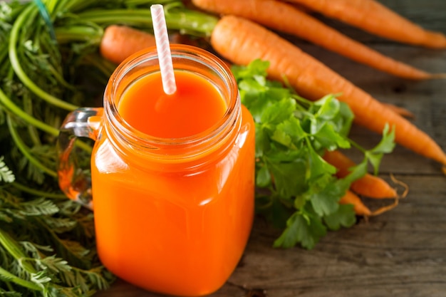 Karotten-smoothie mit petersilie | Kostenlose Foto