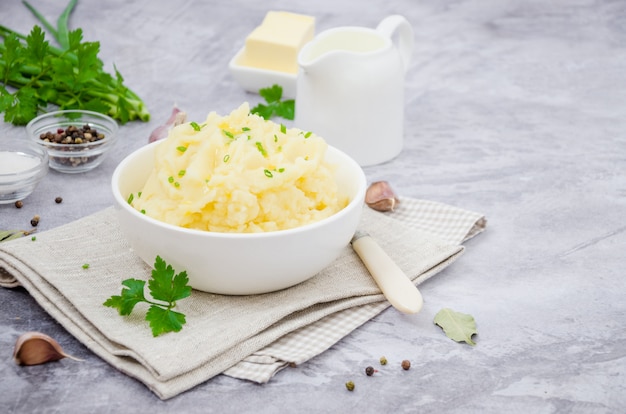 Kartoffelpüree mit butter, milch, knoblauch und frühlingszwiebeln in ...