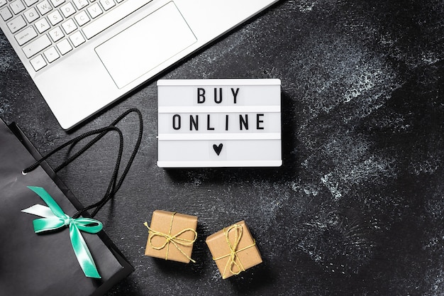 Kaufen Sie Online Text Auf Dem Leuchtkasten Laptop Geschenkboxen Und Taschen Auf Schwarzem Rustikalem Hintergrund Premium Foto